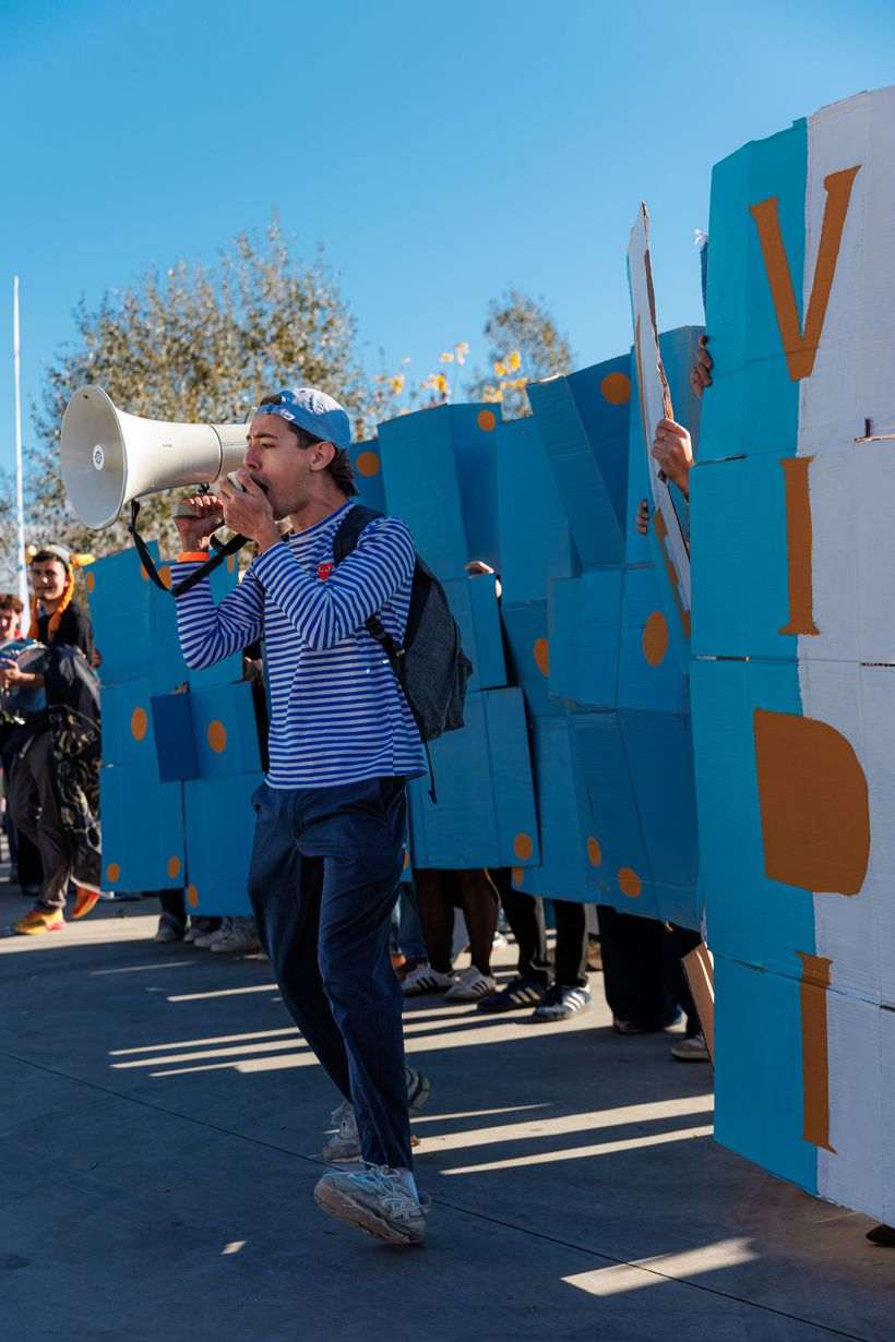 Cortège de la délégation Droit à TACT 2025, lettres géantes en carton bleu