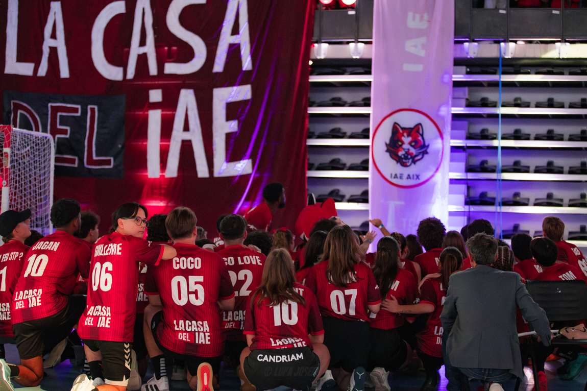Bâche IAE à TACT : LA CASA DEL IAE en tribune, supporters en rouge