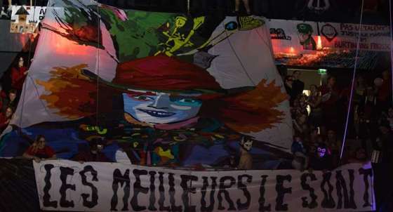 TIFO à plat STAPS « Nous sommes fous… les meilleurs le sont », univers Tim Burton, tenu en tribune