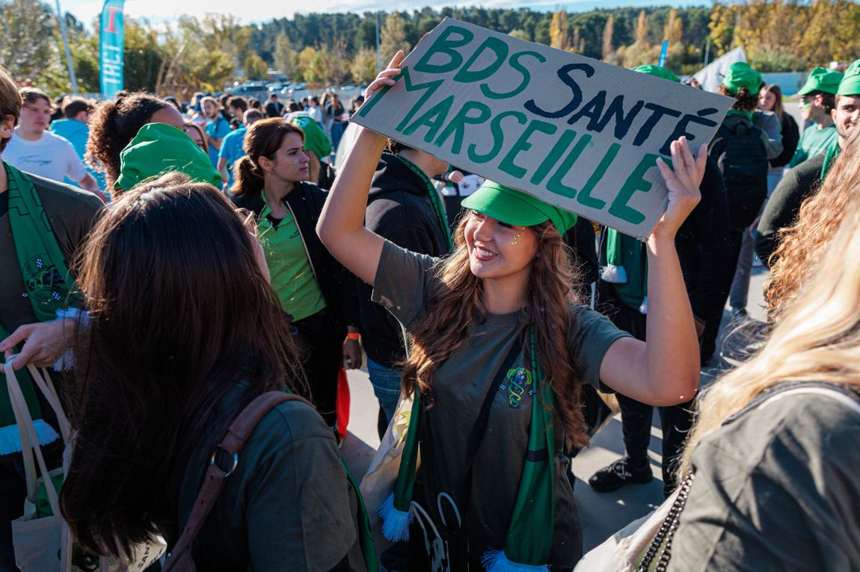 Cortège Santé à TACT 2025, thème vert, pancarte BDS Santé Marseille